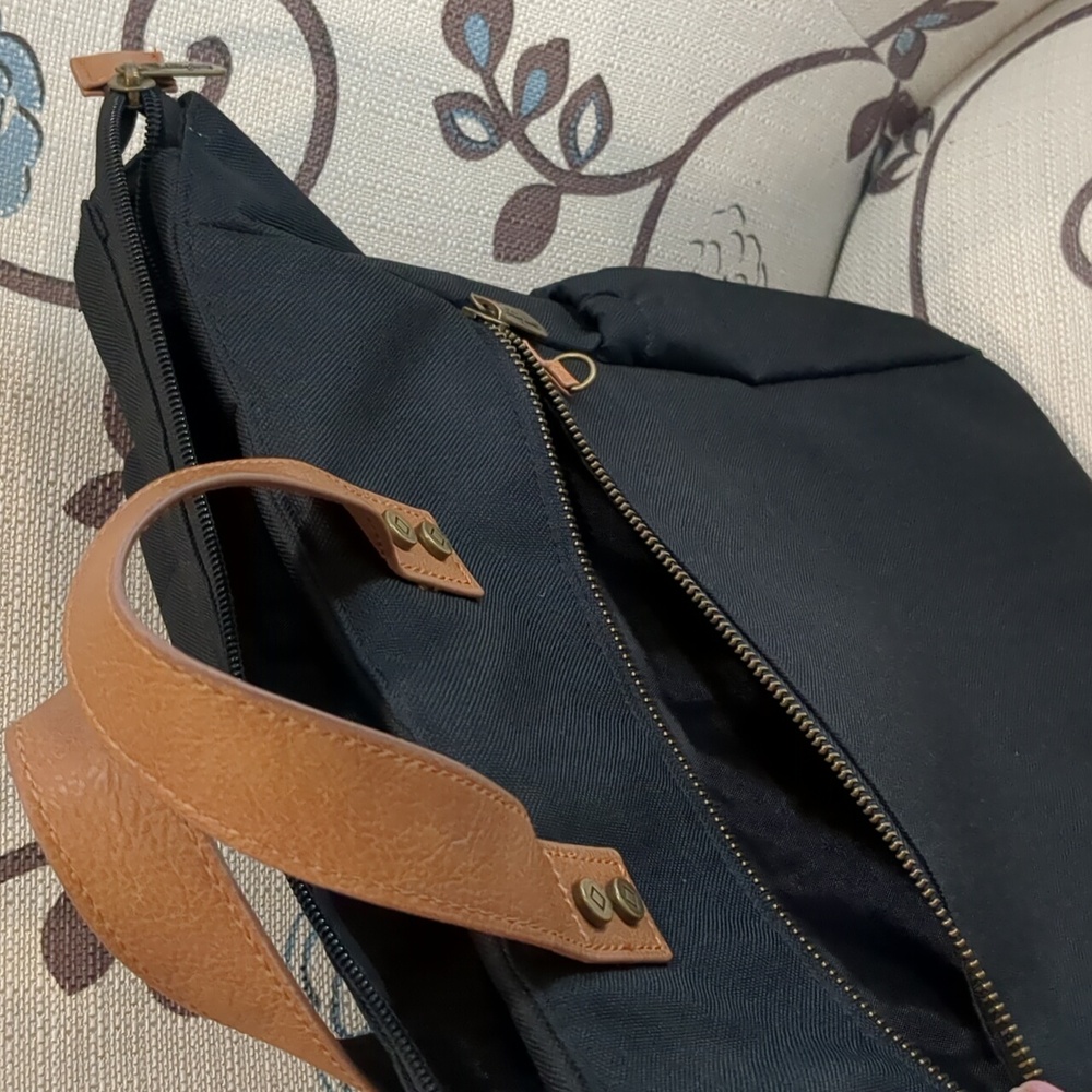 🐿️🐿️Thirty-one Black Backpack With Brown Leather Accents - Picture 4 of 6